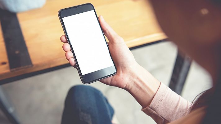 Telediario 1 - Añadir a un grupo de Whatsapp sin consentimiento es delito