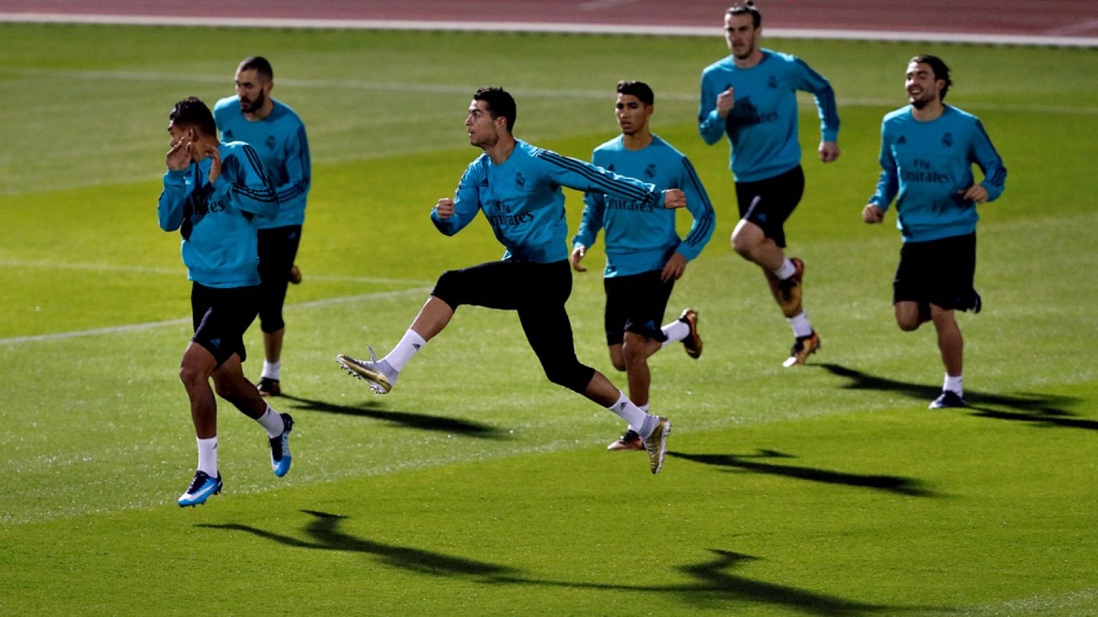 El francés Karim Benzema regresó a los entrenamientos del Real Madrid en una sesión celebrada en Valdebebas en la que, a tres días del Clásico frente al FC Barcelona, el portugués Cristiano Ronaldo se ausentó del grupo.