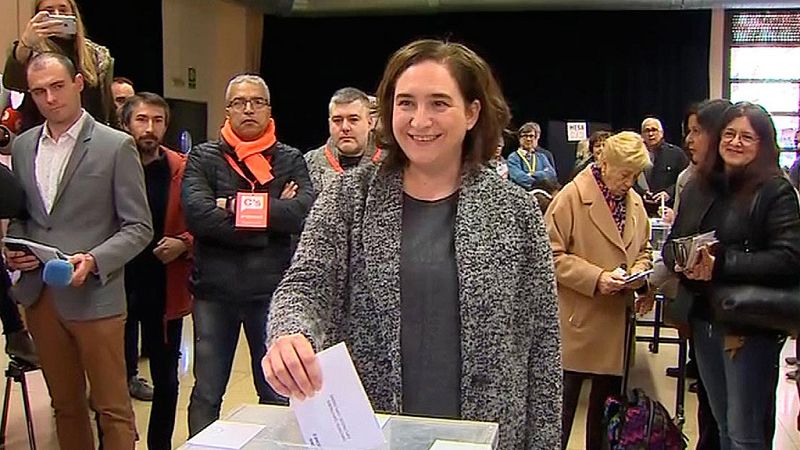 Video de la alcaldesa de Barcelona, Ada Colau, votando en el Centre Civic La Sedeta en las elecciones en Catalu�a