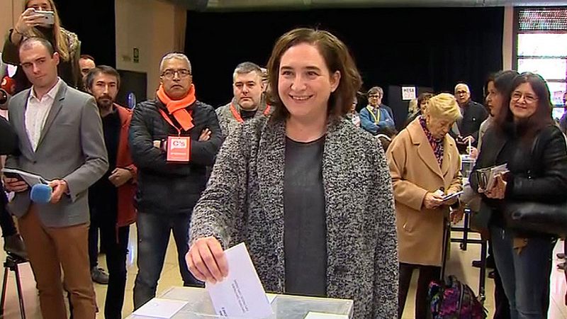 Video de la alcaldesa de Barcelona, Ada Colau, votando en el Centre Civic La Sedeta en las elecciones en Catalua