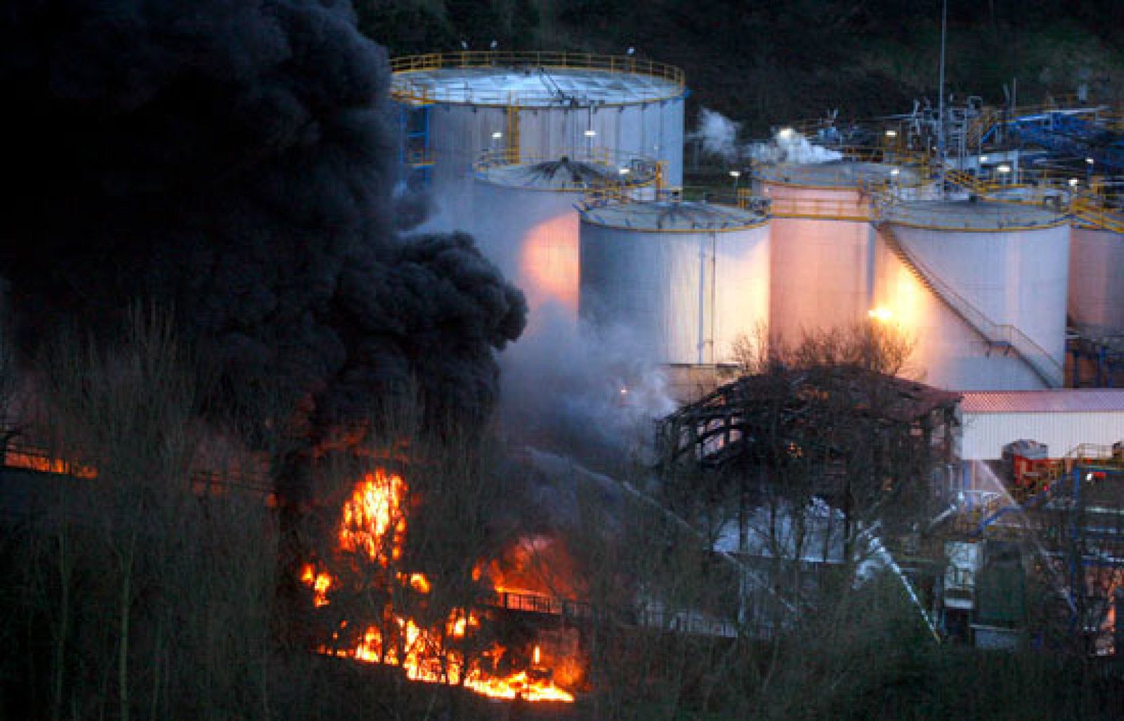 En Asturias, un incendio en una empresa química ha generado una gran nube tóxica que ha llegado a varios pueblos cercanos a Oviedo.