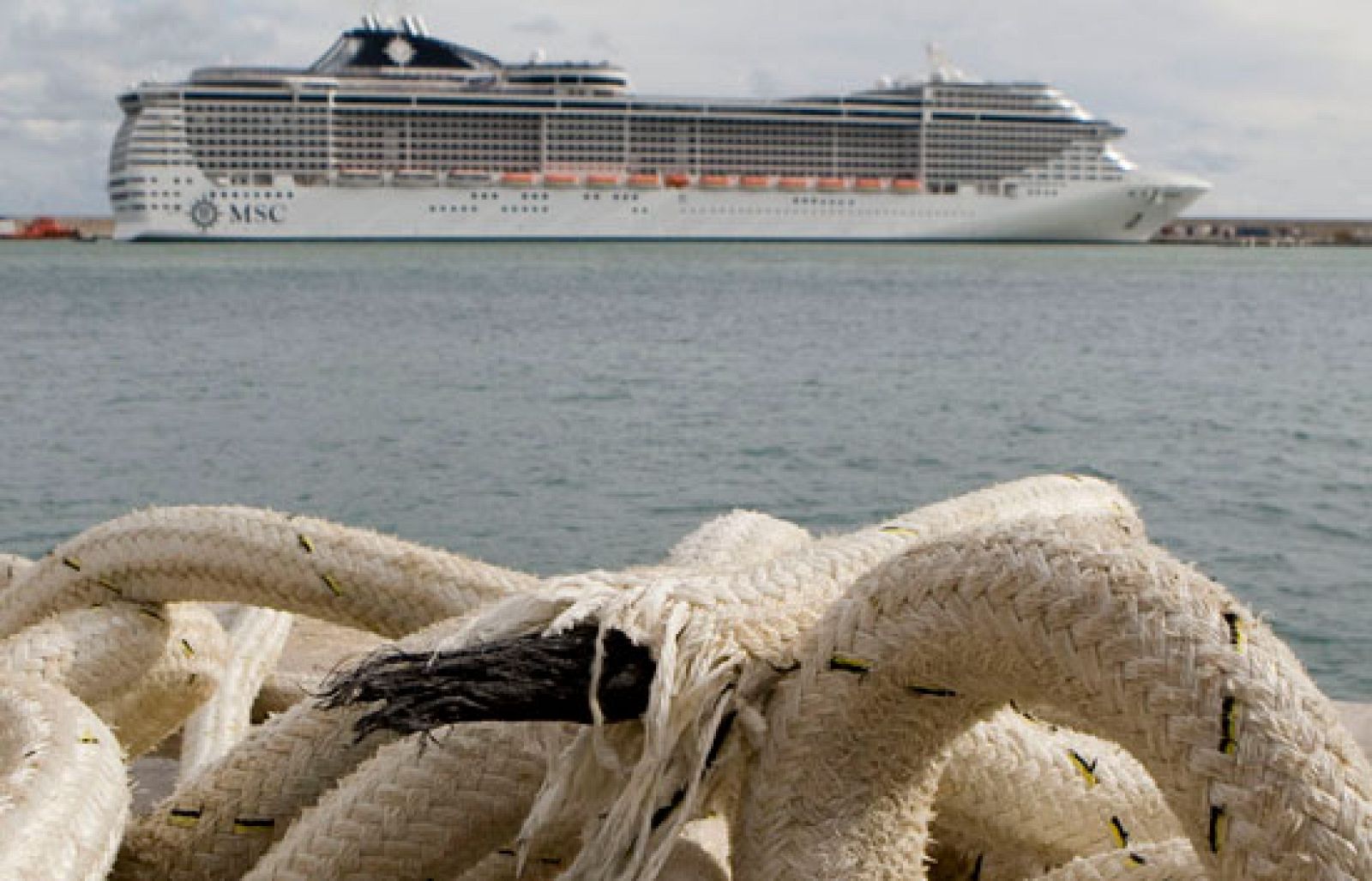 En el puerto de Palma de Mallorca un golpe de viento ha tirado la pasarela por la que desembarcaban los pasajeros de un crucero.