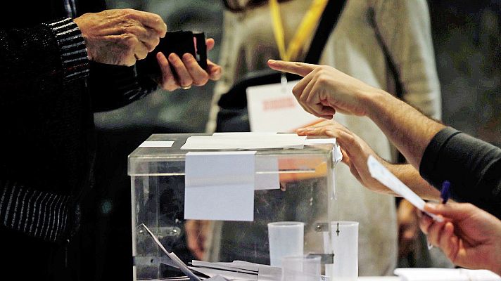 Especiales informativos - La participación a las 13.00 horas en las elecciones catalanas es del 34,69%, un 0,41% menos que en 2015