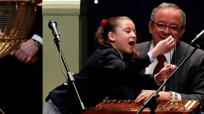 Lotería de Navidad - Lotería de Navidad 2017: el 'momentazo' de Aya, desde la cámara de RTVE.es