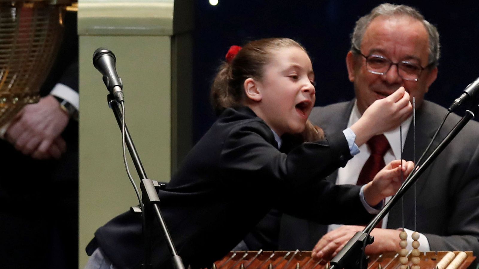 La pequeña estrella de la Lotería 2017: Aya y sus "miiiil" cantos