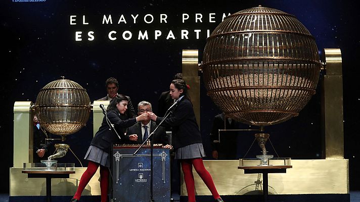 Telediario 1 - Lotería de Navidad 2017: 61.207 y 13.378, cuartos premios