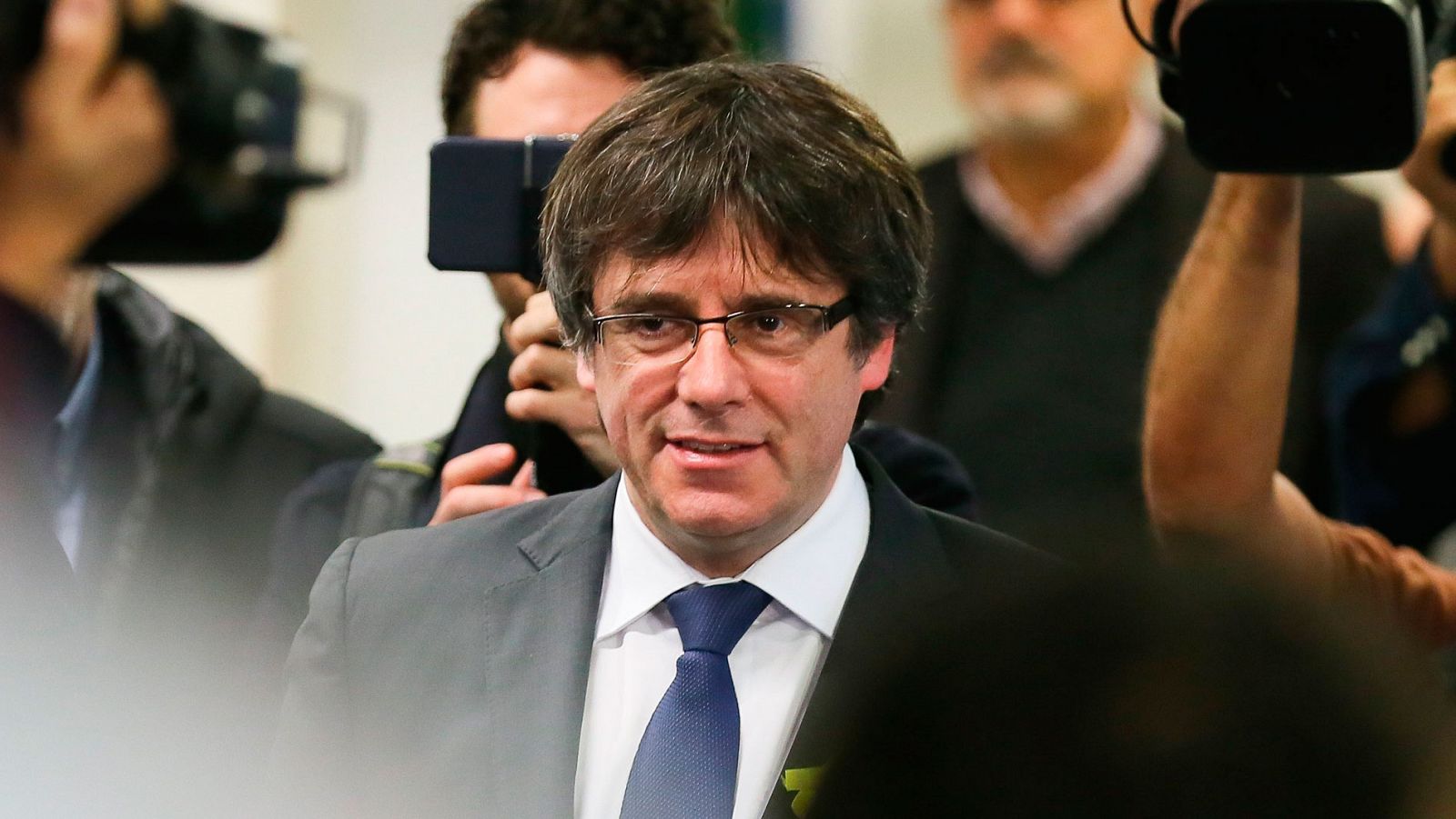 Puigdemont propone a Rajoy reunirse sin condiciones fuera de España tras los resultados del 21-D