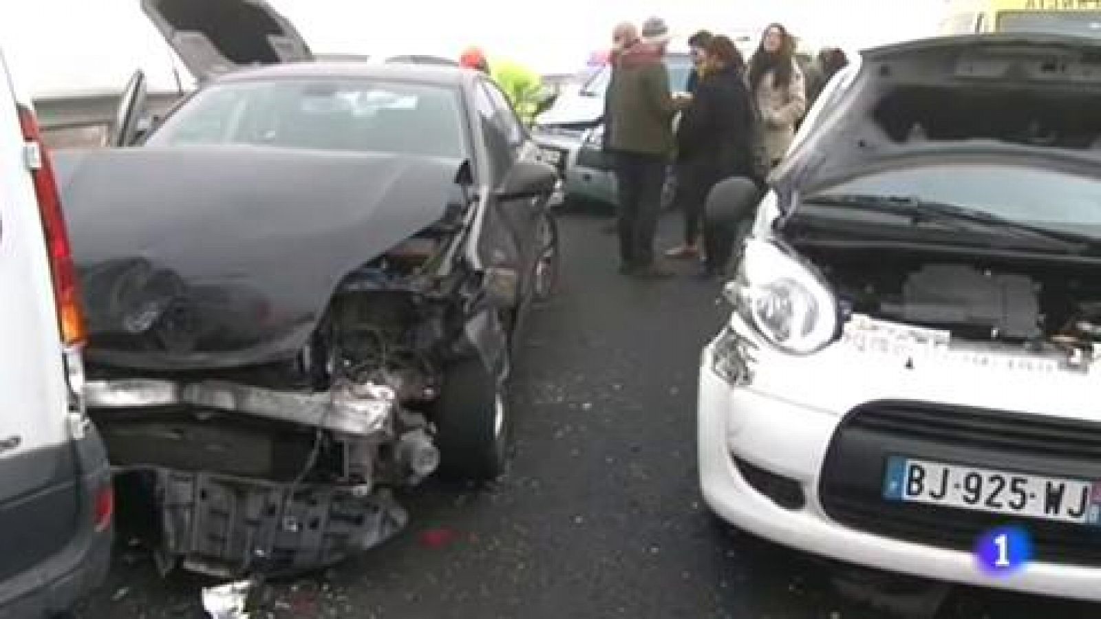 Telediario 1: Hasta 30 vehículos se han visto implicados en diversas colisiones en cadena  | RTVE Play