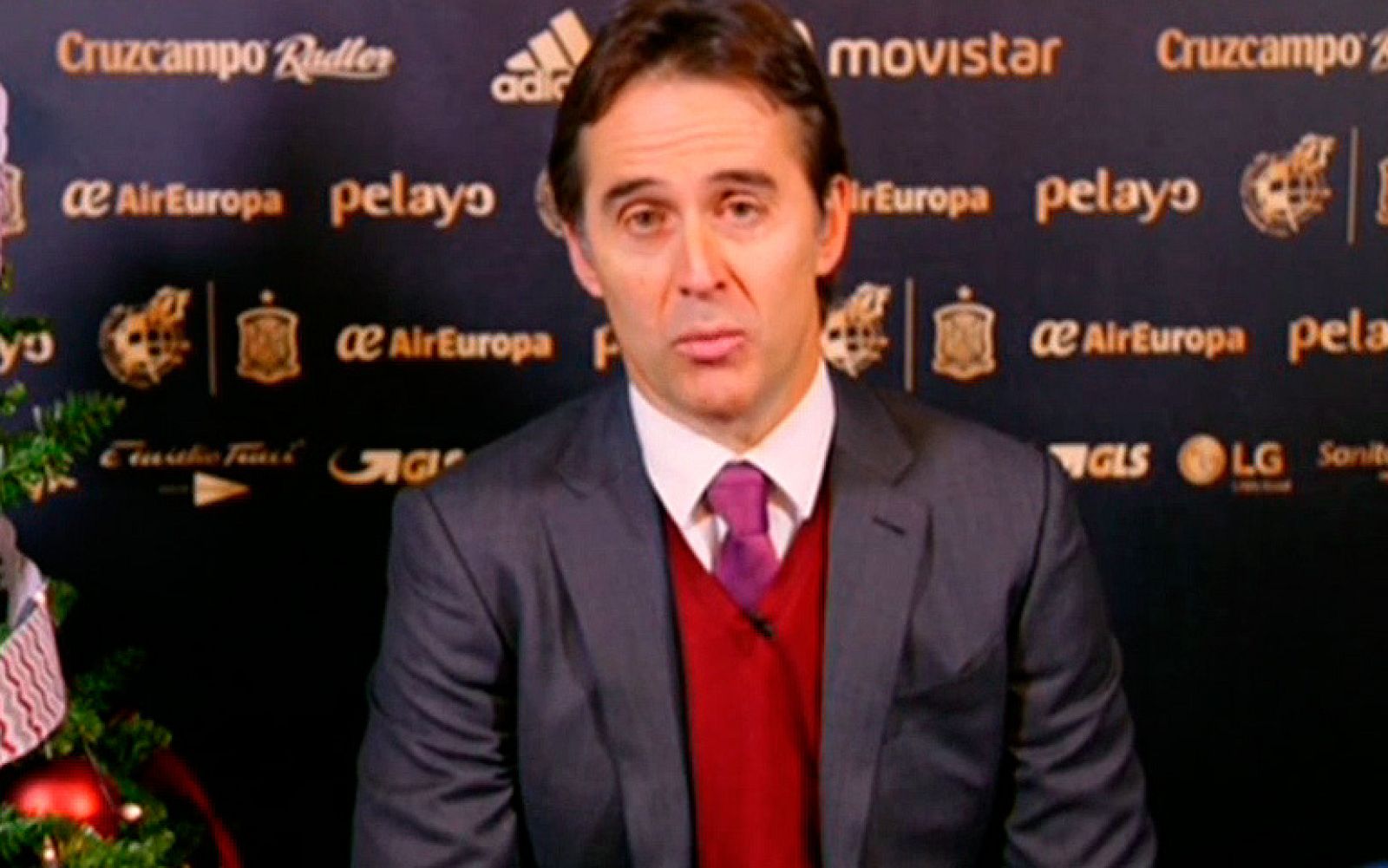 Los capitanes de la selección española de fútbol, su seleccionador y la selección femenina mandan su mensaje navideño con vistas a 2018.