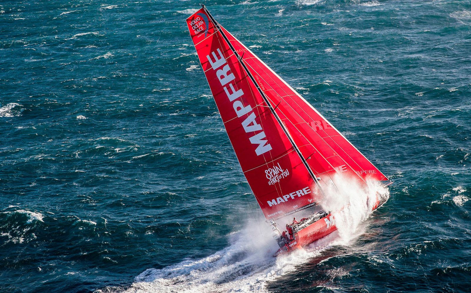 El Mapfre español se ha hecho con la tercera etapa de la Volvo Ocean Race, en una dura travesía que les acerca al triunfo total.