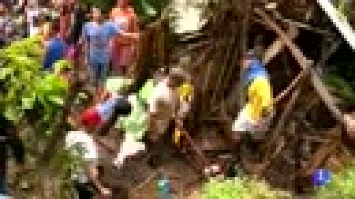 Telediario 1 - Los equipos de rescate filipinos buscan a más de 100 desaparecidos