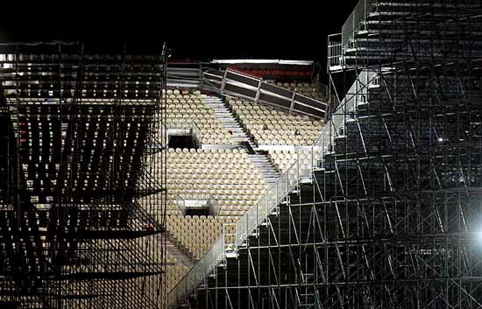 El viento ha derribado una parte de las gradas, obligando a suspender la primera jornada de la eliminatoria.