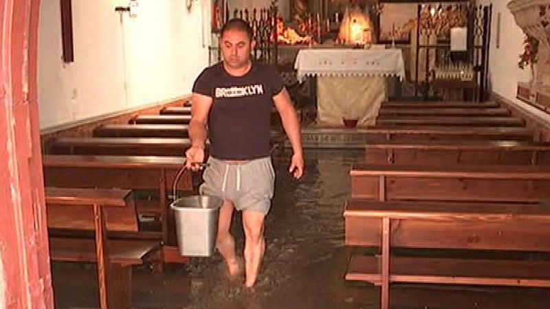 Una fuerte tromba de agua inunda el centro de Sanlúcar de Barrameda