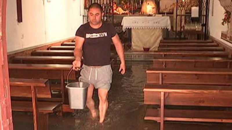 Una fuerte tromba de agua inunda el centro de Sanlúcar de Barrameda