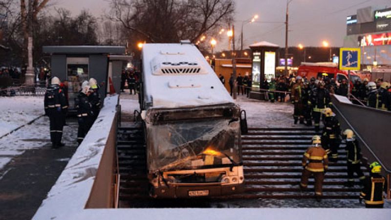 Al menos cinco muertos atropellados por un autobús en una boca de metro en Moscú