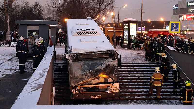 Al menos cinco muertos atropellados por un autobús en una boca de metro en Moscú