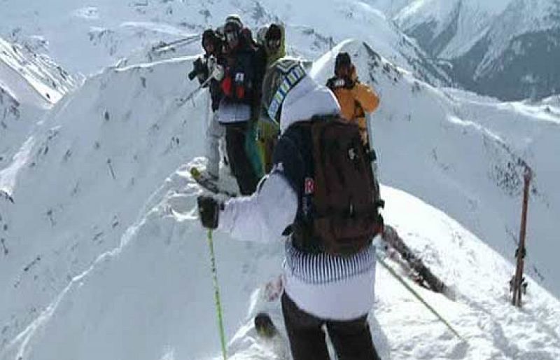 El Linecatcher es una nueva forma extrema de practicar el esquí que combina el "freeride" con el "freestyle".