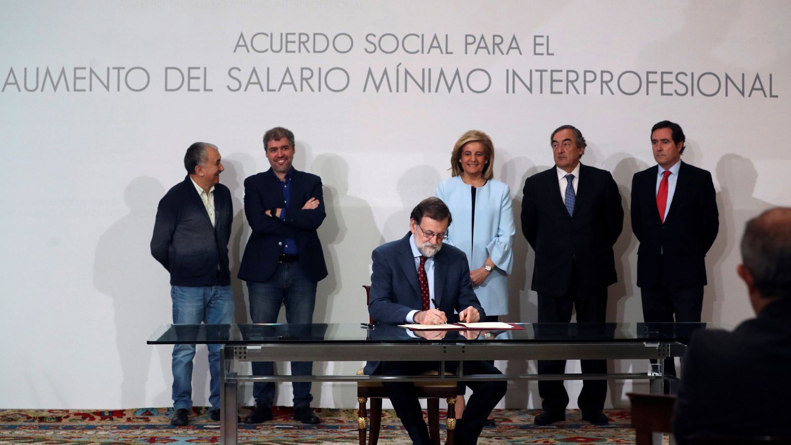 Informativo 24h: Rajoy firma subir el SMI con la condición de que el PIB crezca más del 2,5% y se creen 450.000 empleos | RTVE Play