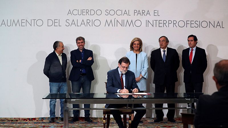 Rajoy firma subir el SMI con la condición de que el PIB crezca más del 2,5% y se creen 450.000 empleos