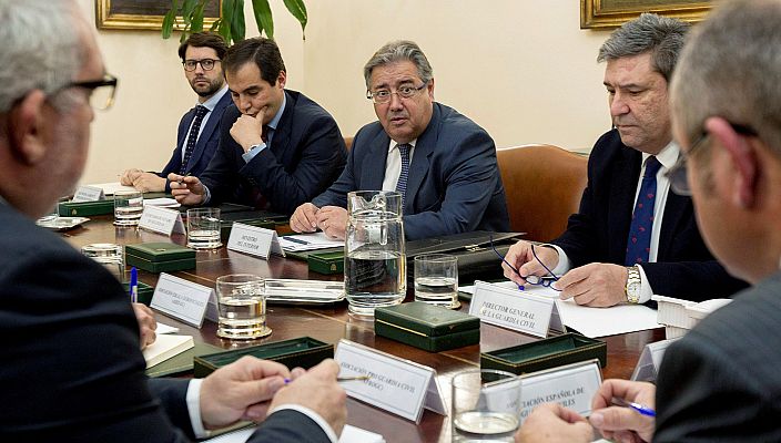 Telediario 1 - Zoido estudia con Policía y Guardia Civil la equiparación de salarios con las policías autonómicas