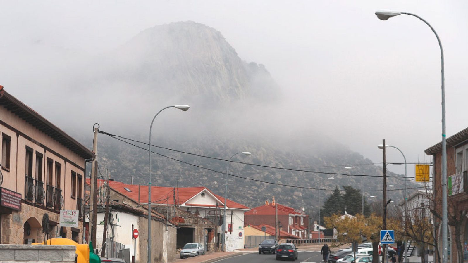 Precipitaciones localmente persistentes y ocasionalmente tormentosas en el área cantábrica y Pirineos