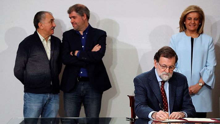 Telediario 1 - Rajoy firma la subida del salario mínimo si el PIB crece por encima del 2,5%