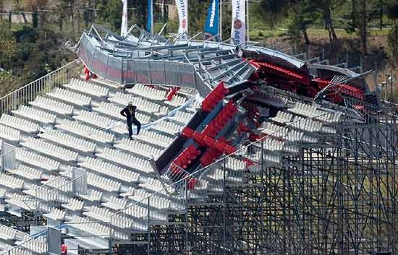  Los partidos de la Davis entre España y Serbia se han suspendido debido al temporal que ha derribado parcialmente la grada principal oeste. Una vez el viento amaine se arreglarán los desperfectos.
