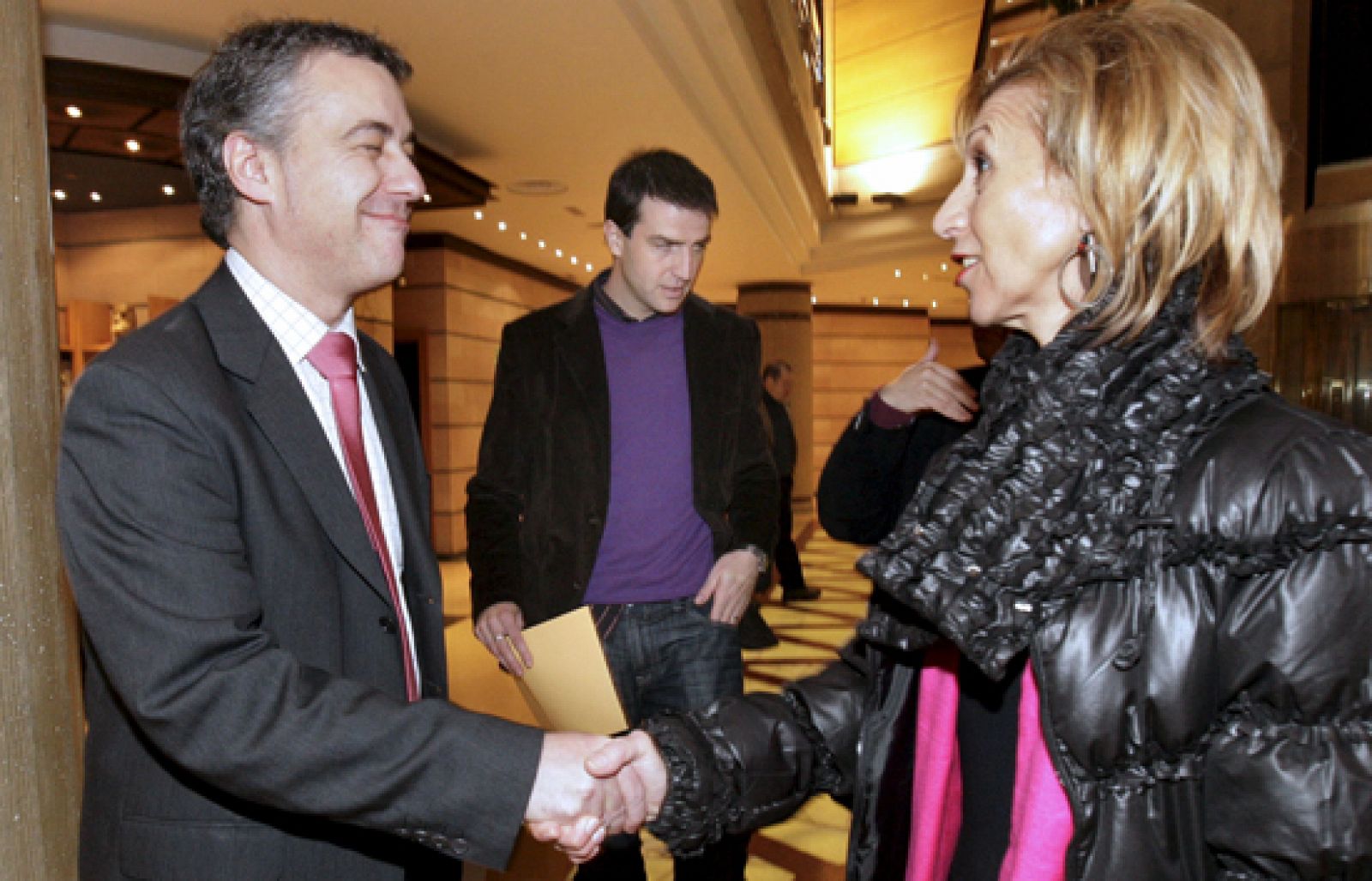 Ese escaño más le permitiría conseguir la mayoría en el nuevo parlamento  solo con los votos del PP , sin necesidad del Partido de Rosa Díez. El PNV sigue buscando apoyos y hoy ha hablado con los partidos minoritarios. 