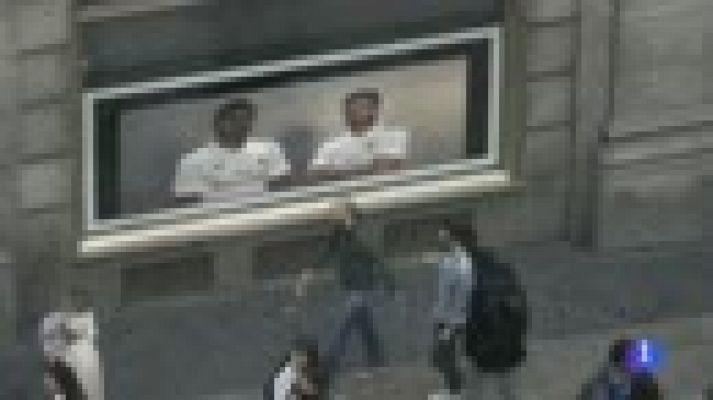 Telediario 1 - Nacho, Asensio y Casemiro dan una sorpresa navideña en plena Gran Vía