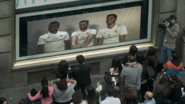 Telediario 1 - Nacho, Asensio y Casemiro dan una sorpresa navideña en plena Gran Vía