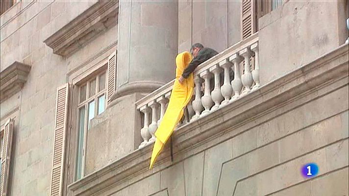 El Ayuntamiento de Barcelona cuelga un lazo amarillo 