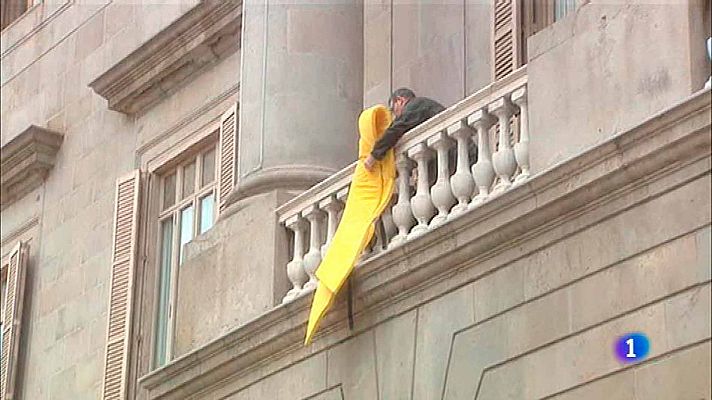 El Ayuntamiento de Barcelona cuelga un lazo amarillo