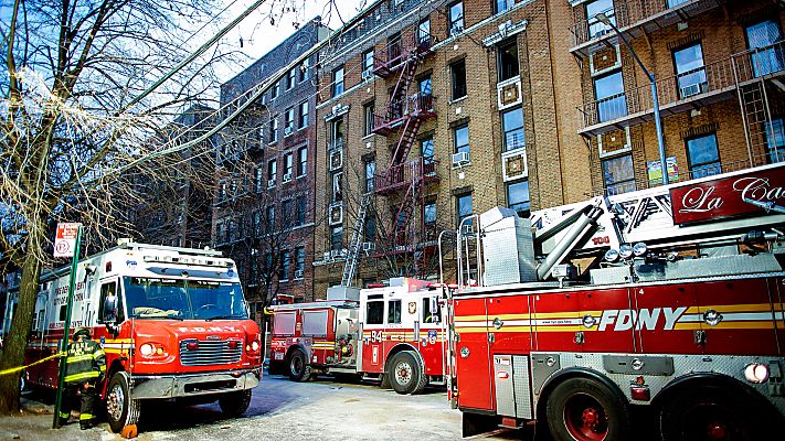 Telediario 1 - Dolor en el Bronx tras la muerte de 12 personas en un incendio