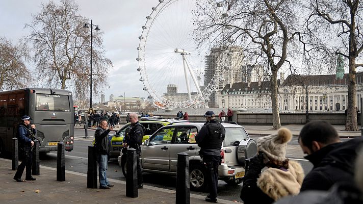 Telediario 1 - Se extreman las medidas de seguridad en todo el mundo ante la Nochevieja