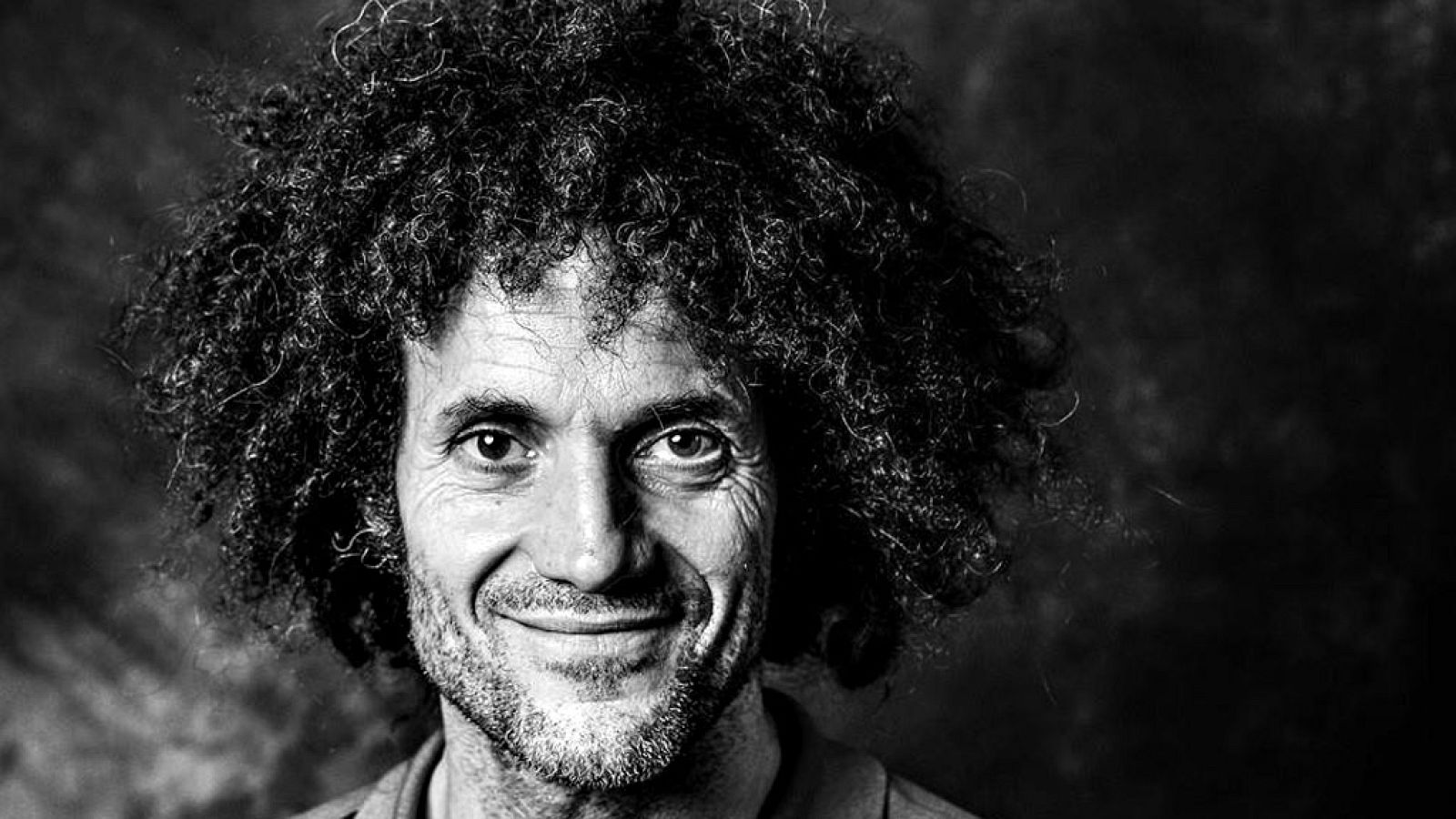 Txomin Arana es parte de una cadena de montaje pero en pocos dias cambiara su puesto por una moto y afrontará su cuarta participación en el rally más duro del mundo. Julián García Merino es bombero de profesión pero motero apasionado, terminó su prim