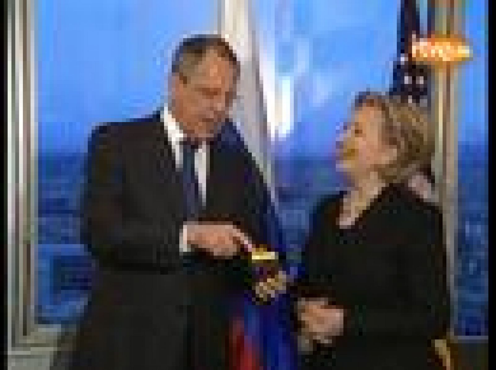 La secretaria de Estado de EE.UU. se ha reunido en Ginebra con el ministro ruso de Asuntos Exteriores, Serguei Lavrov, y le ha regalado un botón para 'resetear' de manera simbólica las relaciones entre ambos países.