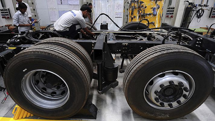 Telediario 1 - Hasta abril se puede reclamar el sobrecoste de 20.000 euros en más de 2.000 camiones comprados en España