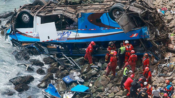 48 muertos tras caer un autobús por un acantilado en Perú