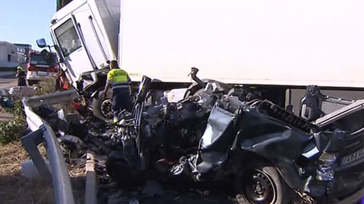 Telediario 1 - Mueren 1.200 personas en las carreteras españolas en 2017, 39 más que en 2016