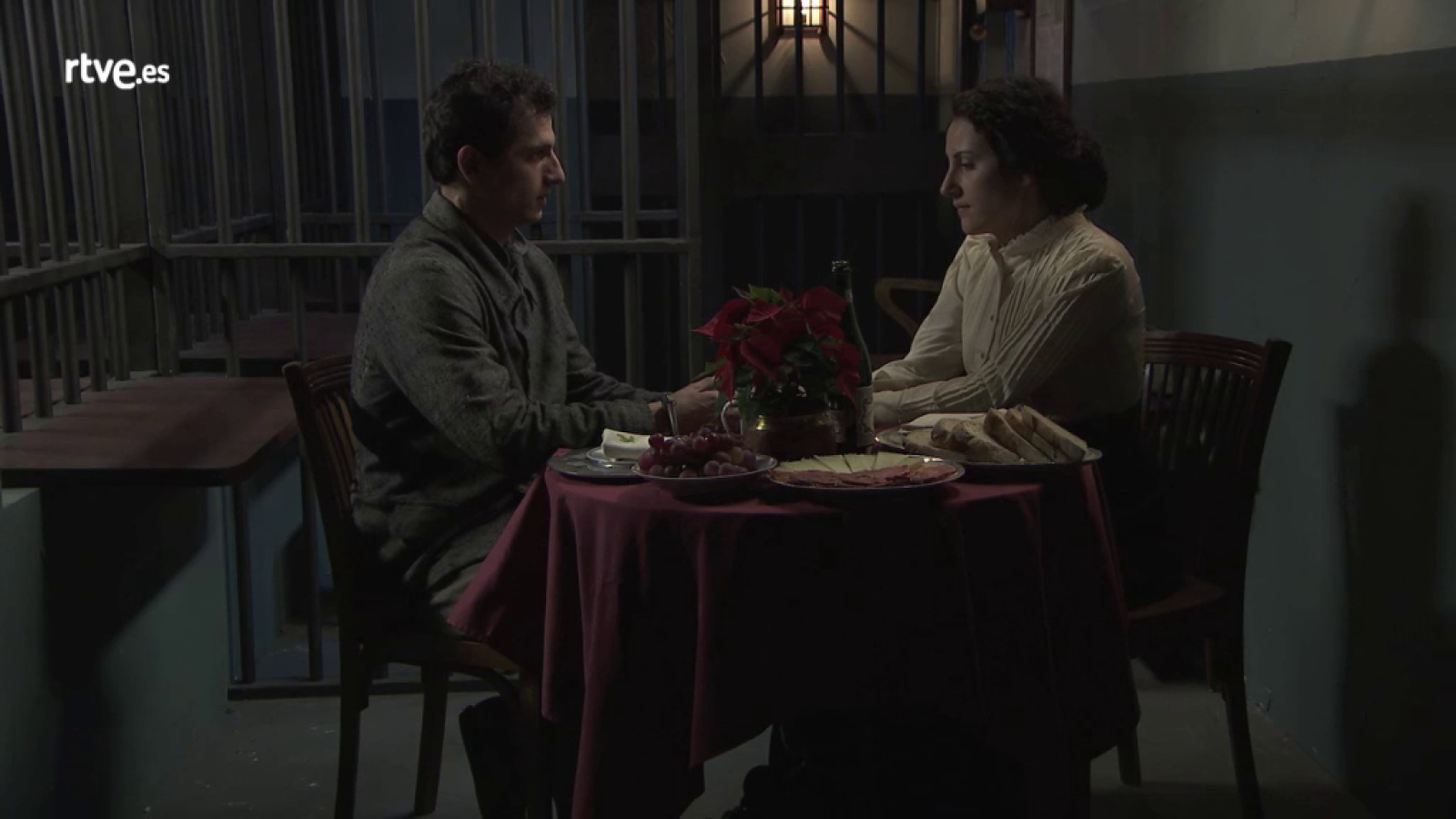 Acacias 38 - Antoñito prepara una romántica cena a Lolita en la cárcel