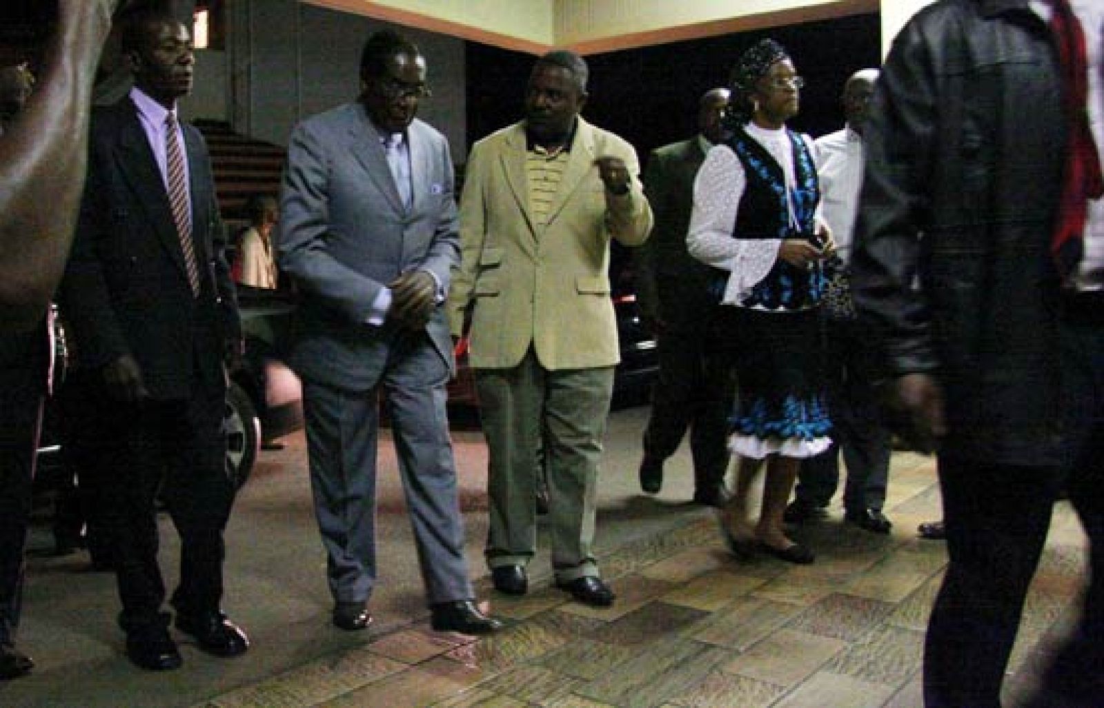 Mugabe visita a Tsvangirai en el hospital