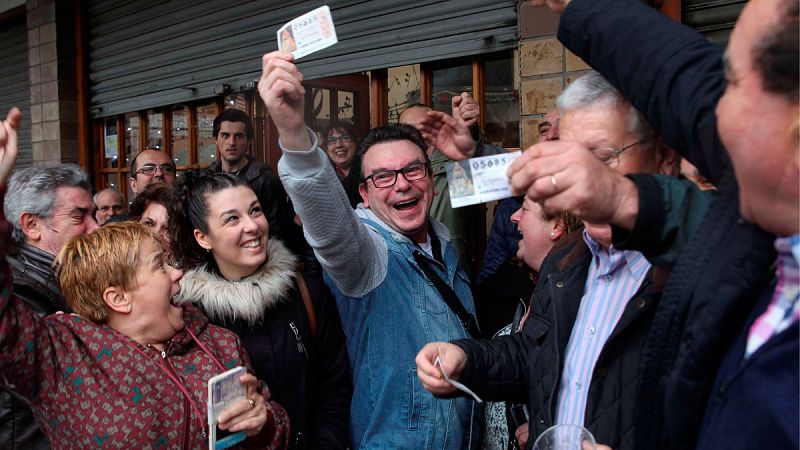 La lluvia de millones del primer premio del Niño, en Bilbao