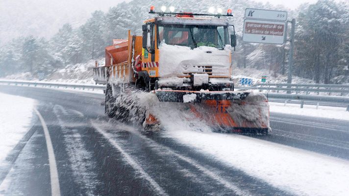 Informativo 24h - La nieve complica el tráfico en las carreteras españolas