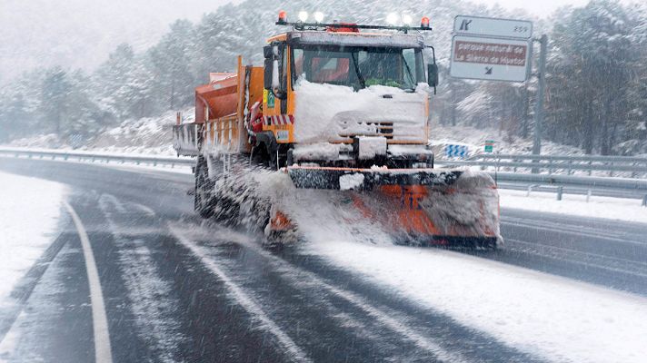 La nieve complica el tráfico en las carreteras españolas