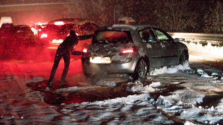 Telediario 1 - Miles de personas pasan la noche en las carreteras atrapadas por el temporal de nieve