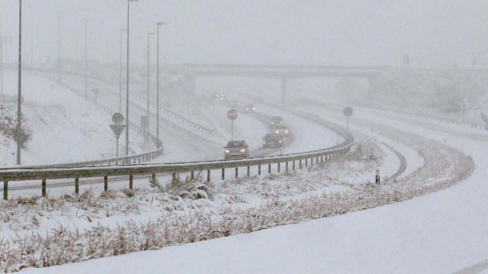 Telediario 1 - Los atrapados en la AP-6: "La DGT nos dijo que iba a ser tráfico lento y con mucha precaución, pero hubo un atasco"