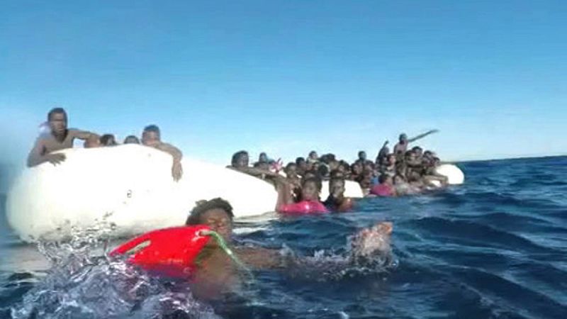 Mueren ocho inmigrantes y rescatan a 84 que llevaban horas en una barca neumática frente a las costas de Libia
