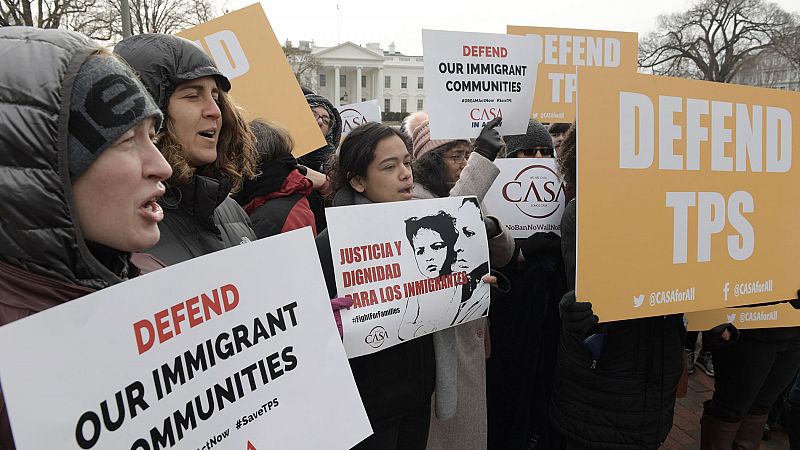 Trump revoca el permiso de residencia a más de 195.000 salvadoreños, que tienen 18 meses para abandonar el país