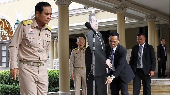 El Primer ministro de Tailandia deja una copia suya para evitar las preguntas de los periodistas
