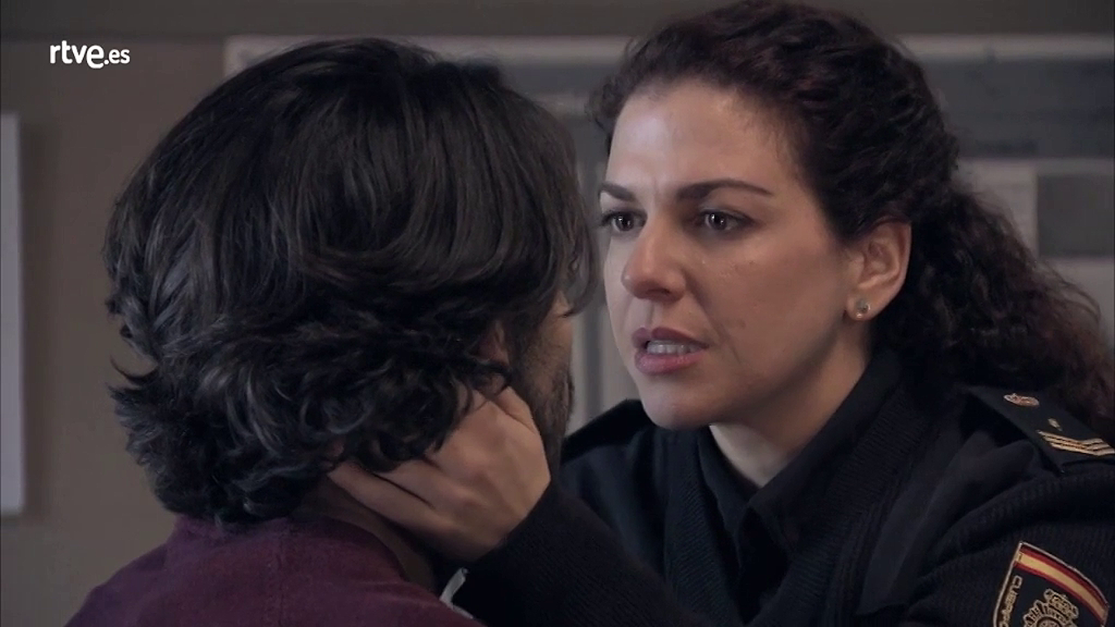 Servir y Proteger - Espe y Karim se besan